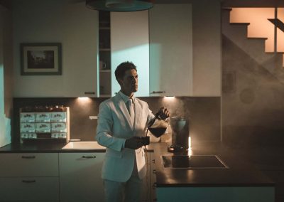 Chris Emray - Aufnahme aus Musikvideo Sleepwalking - Chris steht in der Küche und schenkt schlafwandelnd Kaffee ein - Kaffee läuft über