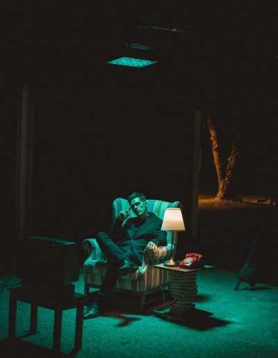 Chris Emray - Aufnahme aus Musikvideo Sleepwalking - Chris sitzt in Ohrensessel