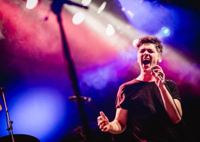 Chris Emray - Livekonzert in Graz - Chris rockt mit Mikro in der Hand