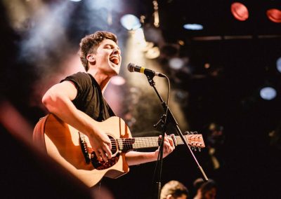 Chris Emray - Livekonzert in Graz - Chris singt mit Gitarre