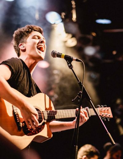 Chris Emray - Livekonzert in Graz - Chris singt mit Gitarre