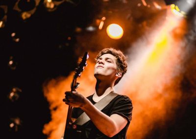 Chris Emray - Livekonzert in Graz - Chris steht mit Gitarre auf der Bühne