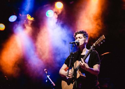 Chris Emray - Livekonzert in Graz - Chris steht am Mikro und singt