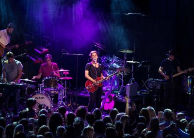 Chris Emray - Livekonzert in Graz - Chris steht mit roter Gitarre auf der Bühne