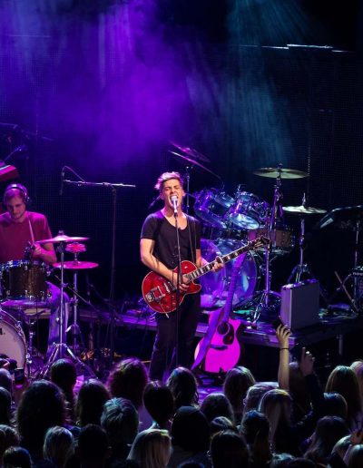 Chris Emray - Livekonzert in Graz - Chris steht mit roter Gitarre auf der Bühne